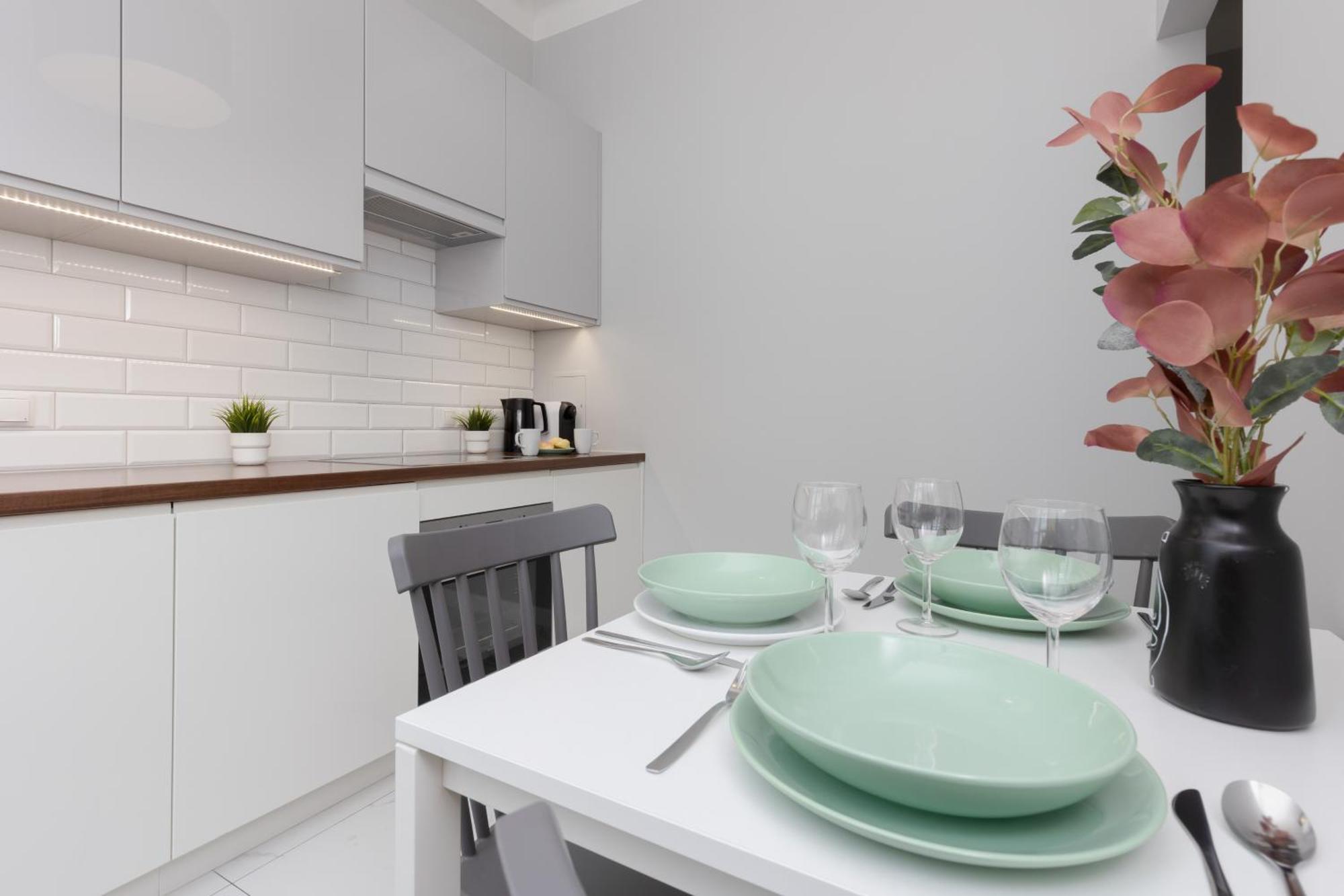 City Center Aparthotel Chmielna By Noclegi Renters Warszawa Eksteriør bilde